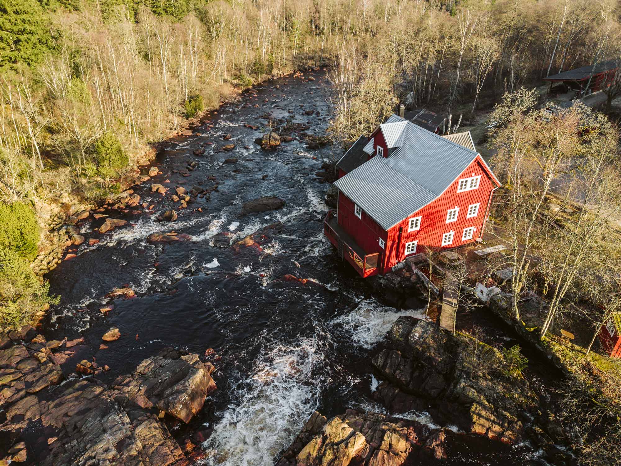 Rött hus vid bäcken i knäred