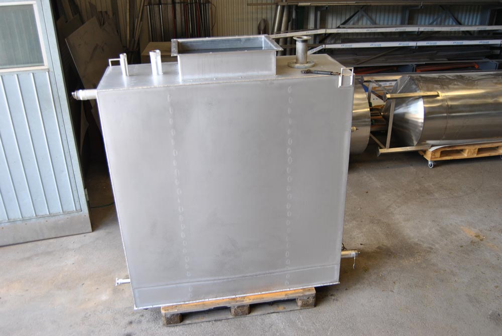 Profilen på en rostfri specialanpassad lådtank