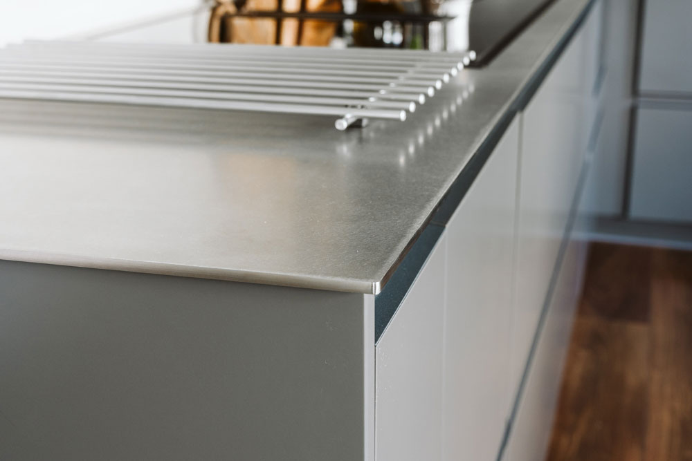 Närbild på rostfri bänkskiva i ett metod kök från ikea