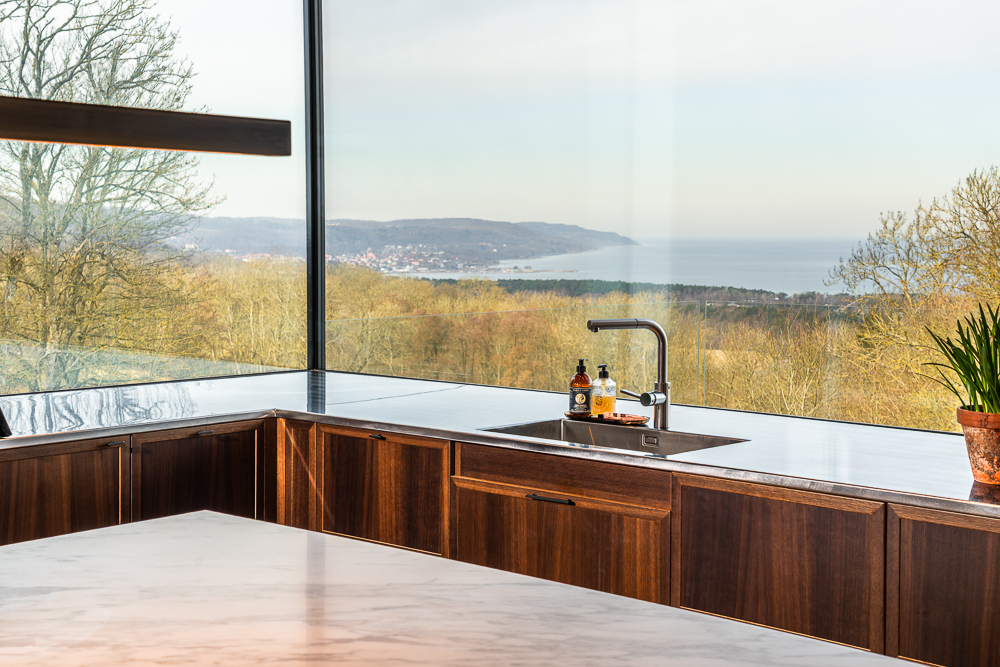 Rostfri bänk i närbild